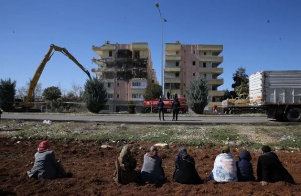 Şanlıurfa'da depremde ağır hasar alan binaların yıkımına başlandı